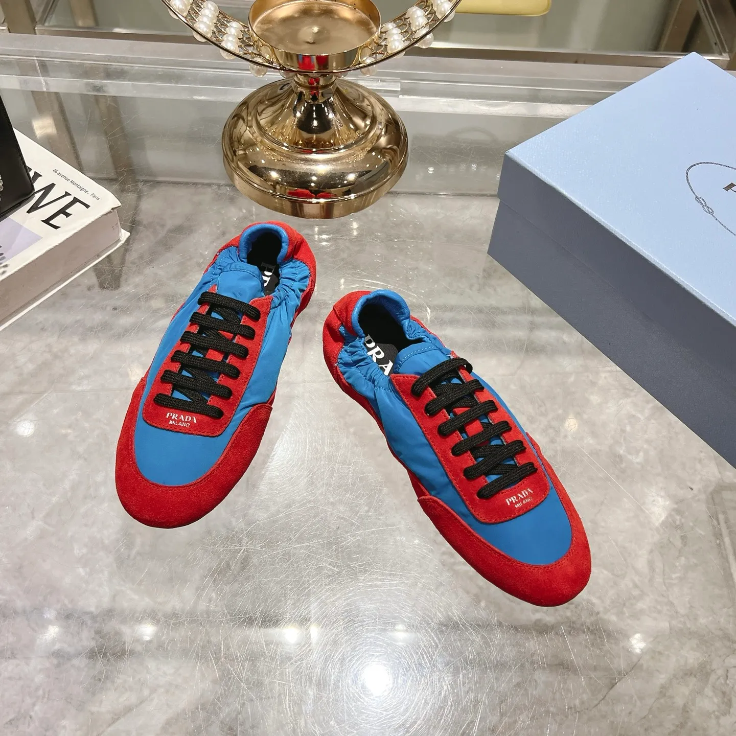 👟👟Ex-factory price 520👟👟Men's size +10 Couple style🎆Prada's new moral training shoes. The upper is suede with texture, and the inner sheepskin is wrapped. It is soft and waxy🎆The insole is thickened with lambskin. It is extremely comfortable to step on, has a sense of support, and feels well wrapped. The shoe shape is full of wrapping, light and easy to wear. A practical casual shoe that makes your legs appear taller! White is clean and refreshing, needed all year round, and can be easily worn with skirts and pants. Upper: imported suede/original molded fabric. Lining: sheepskin. Outsole: rubber outsole! Code number: 35-41 Color: burgundy blue brown green dark green yellow black red gray 9 colors available
